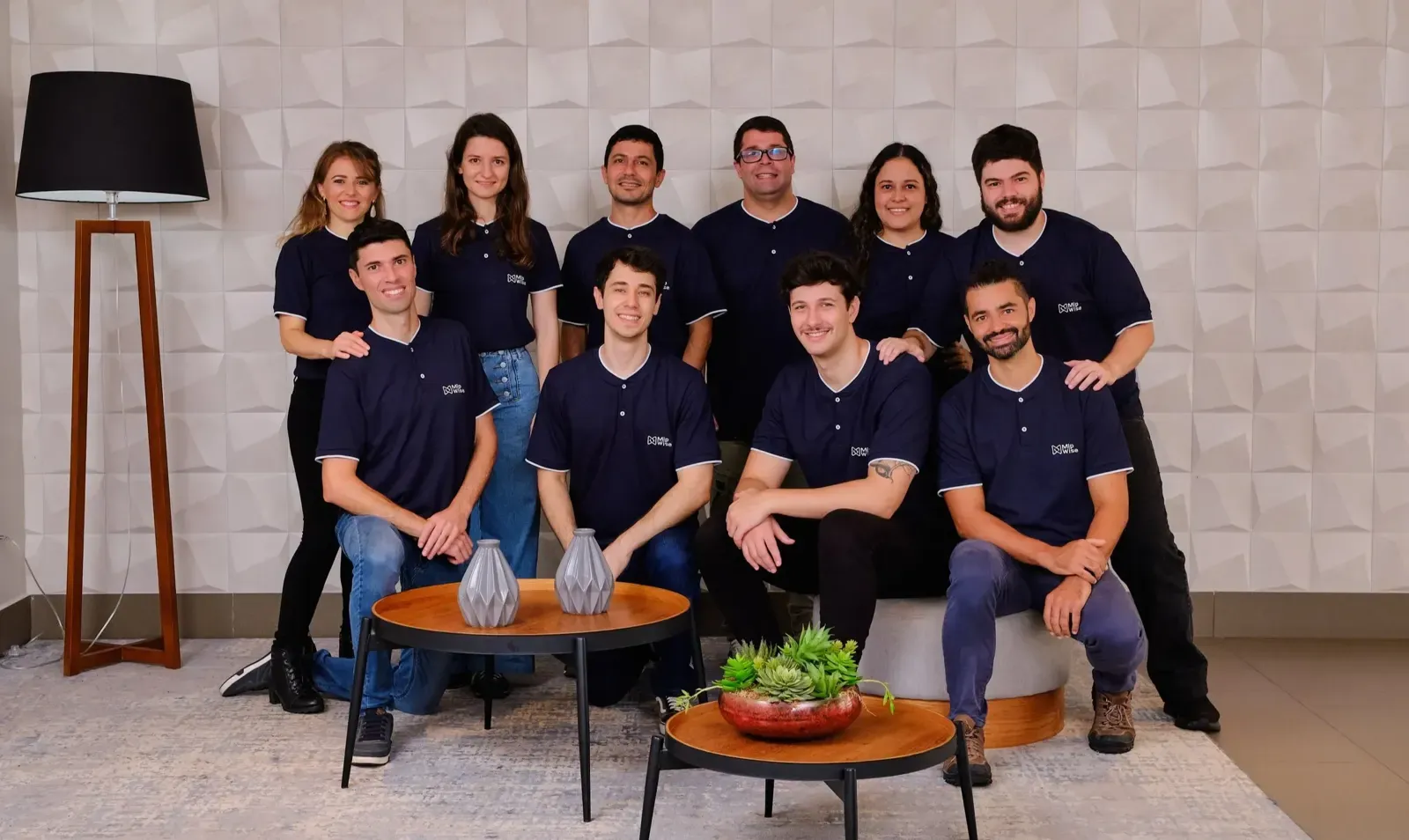 A equipe da Mip Wise reunida, de camisa azul-marinho